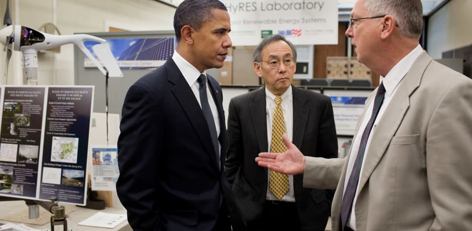 Steven Chu (midden) met Barack Obama (links)
